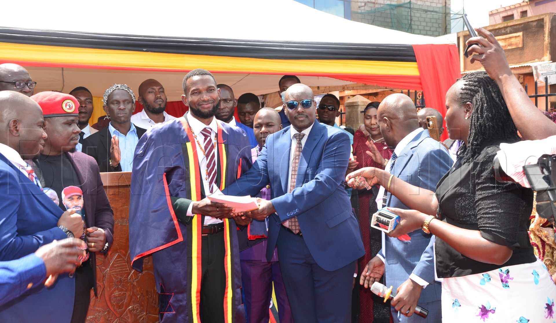 Kaana Ka Mbaata ng'akwasibwa ebiwandiiko
