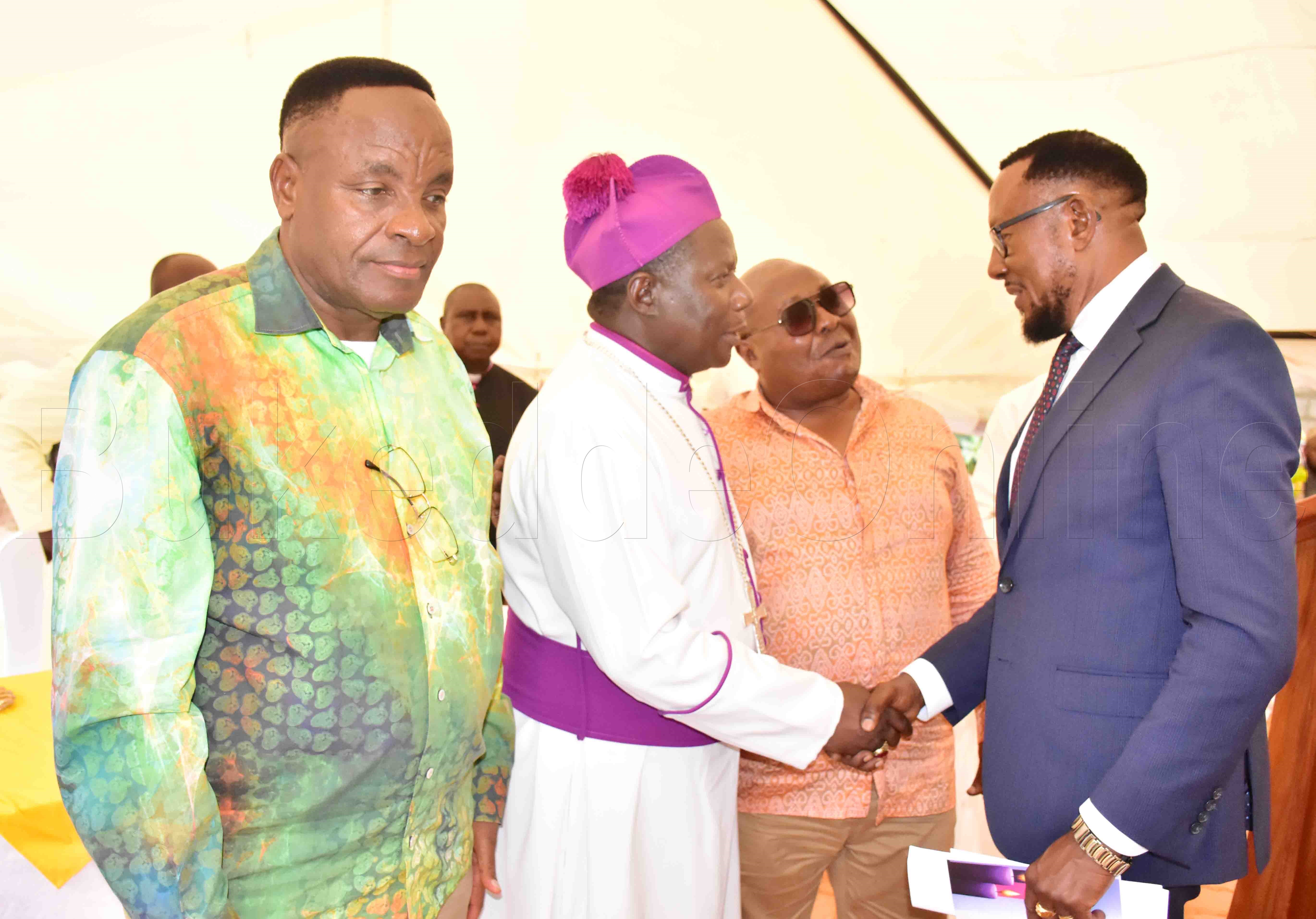 Abagagga ba Kwagalana nga bali mu kusabira bannaabwe abaafa