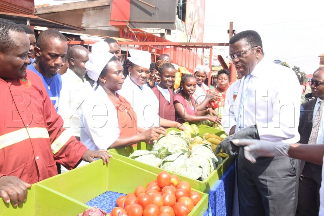 Katikkiro Mayiga ng'alambula ebintu ebitundibwa abakyala mu katale kano.