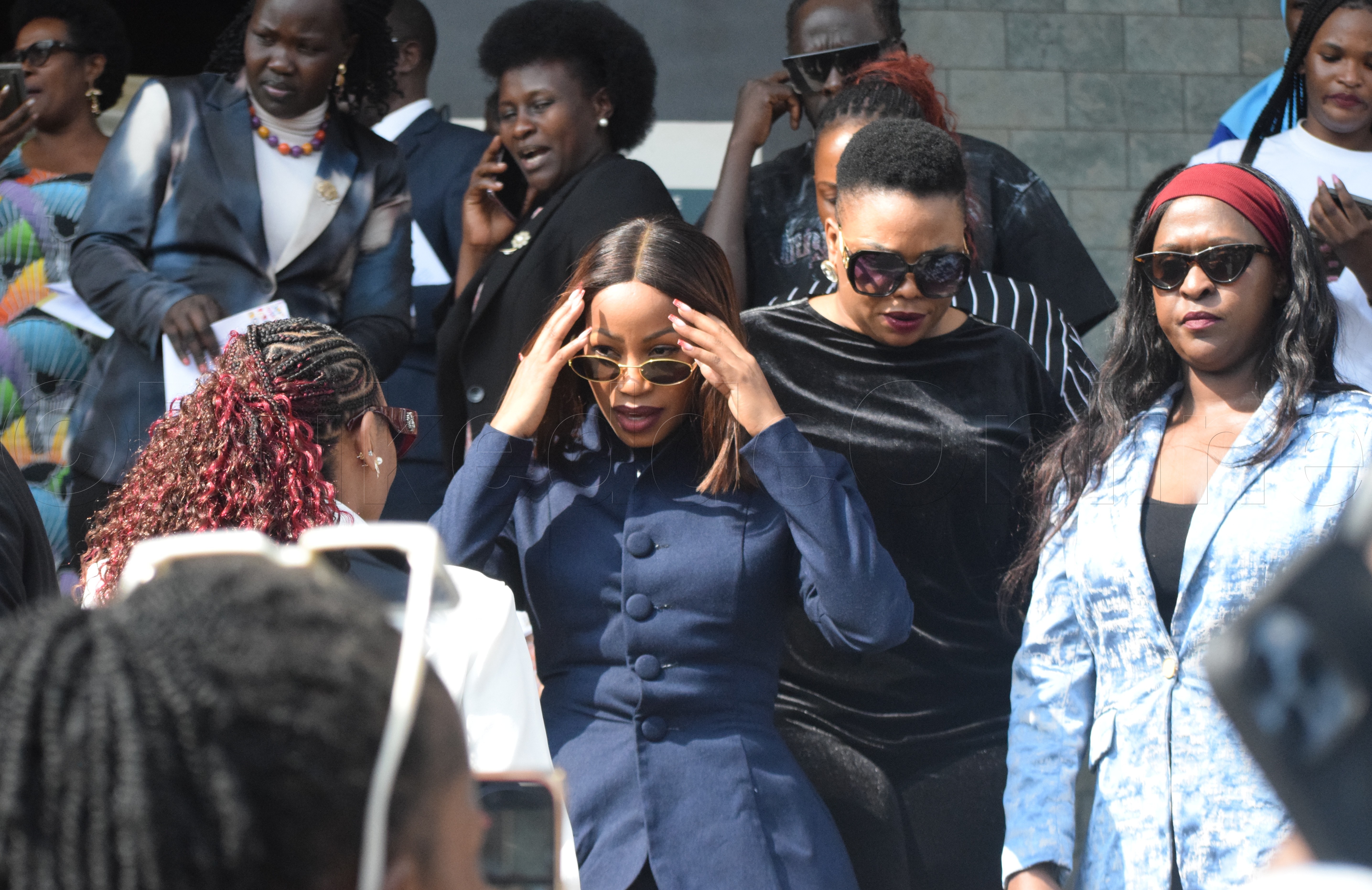 Sheeba Karungi N'abayimbi Abalala Nga Bafuluma Palamenti mu ssanyu