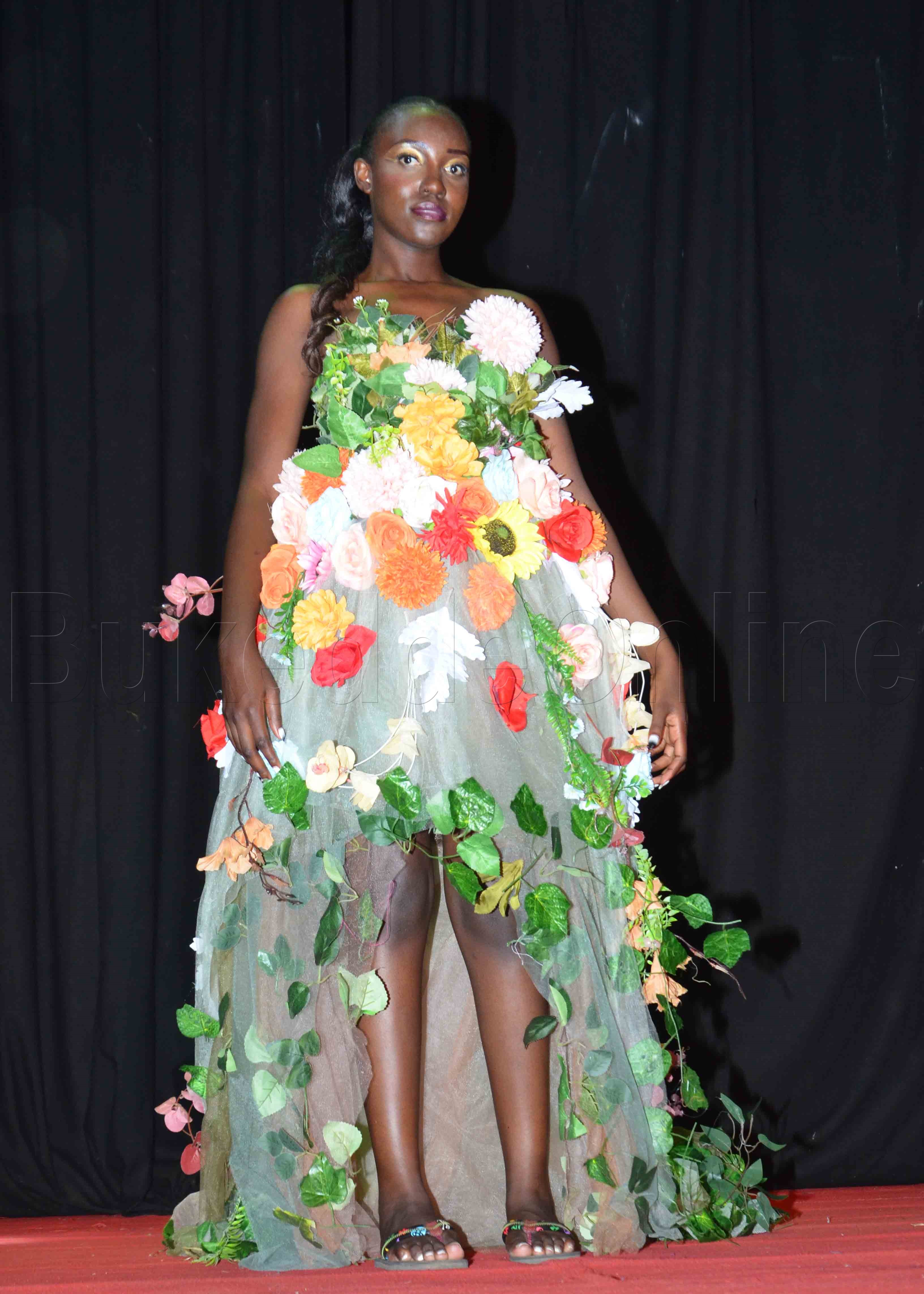 Mwana muwala ng'ayolesa emisono