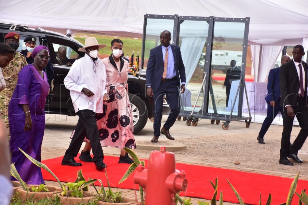 Pulezidenti Museveni ng'atuuka ku Agakhan