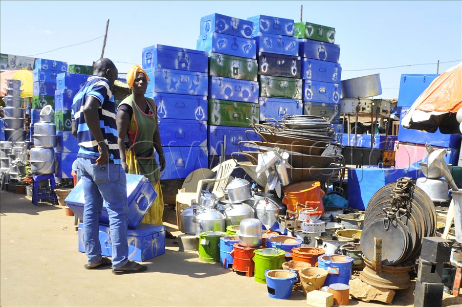 📸 IN PICTURES Parents opt for early back to school shopping New