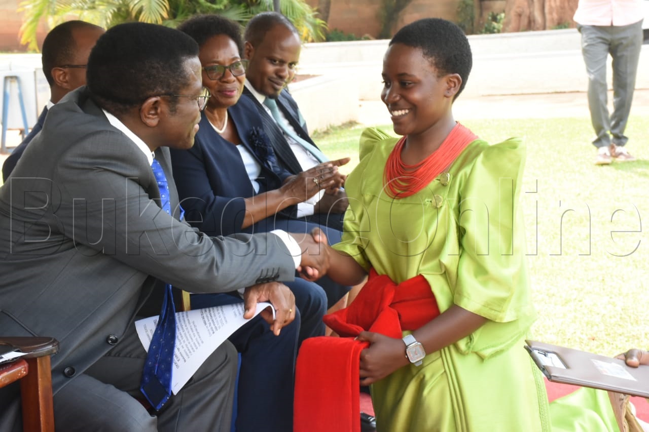 Mayiga nga yeebaza Nabatanzi oluvanyuma lw'okwogera.