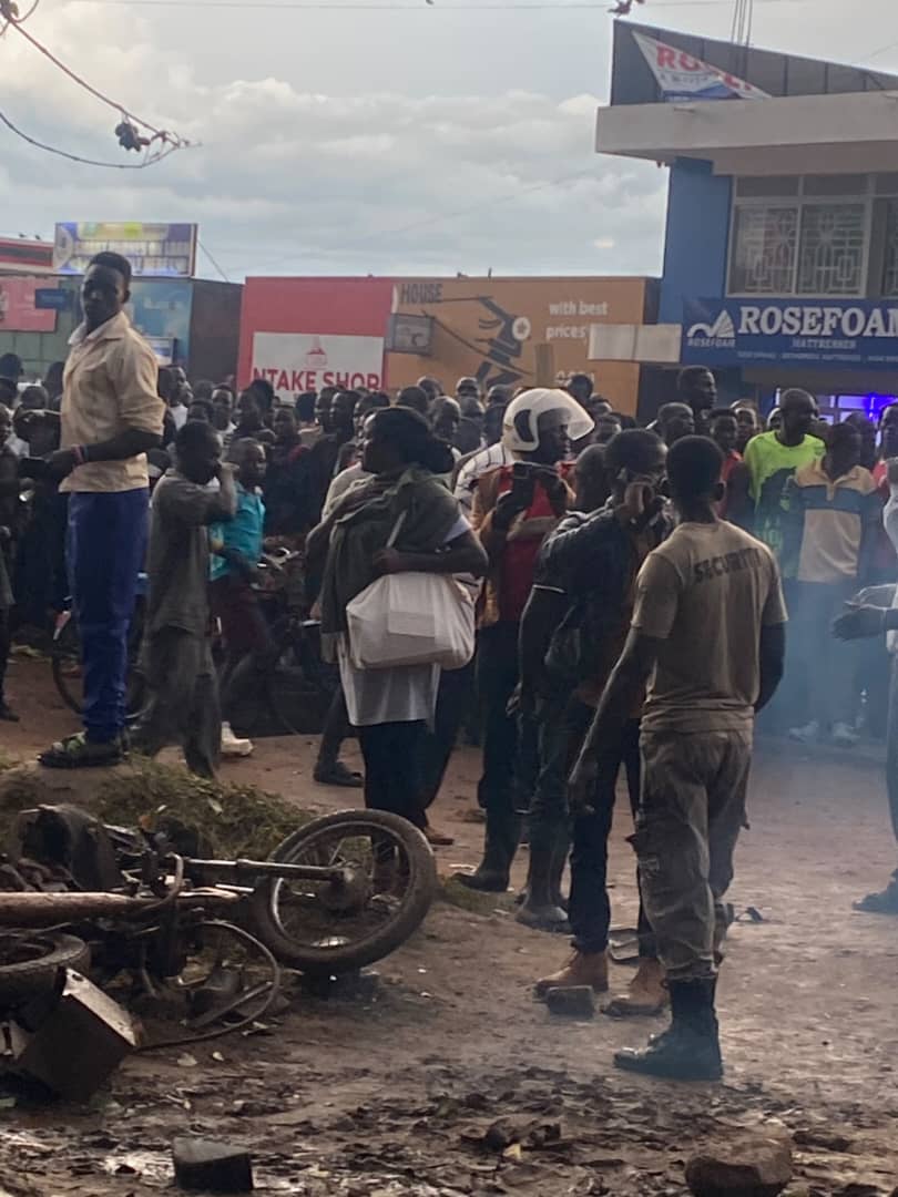 Abatuuze nga bakung'aanye okwetegereza bannaabwe abaafudde!