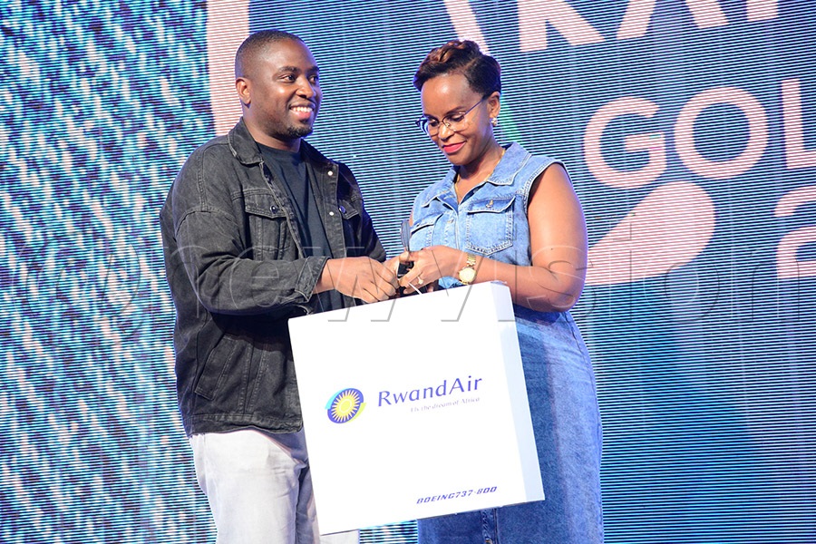 Group C winner Mark Nahabwe (left) receives his prizes from RwandAir Country Manager Vennah Mukumburwa after the Katogo Crossboader championship at Entebbe Club, May 2, 2026. Photo by Michael Nsubuga