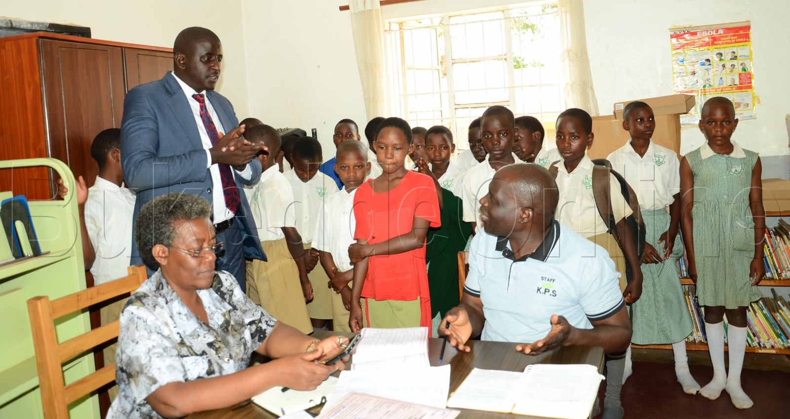 RDC Ariho ku kkono Kyoshabire akulira ebyenjigiriza e Lubaga wakati ne Mugaya akulira Kitebi PS nga bamukunya ku byokugaana abayizi ebibuuzo