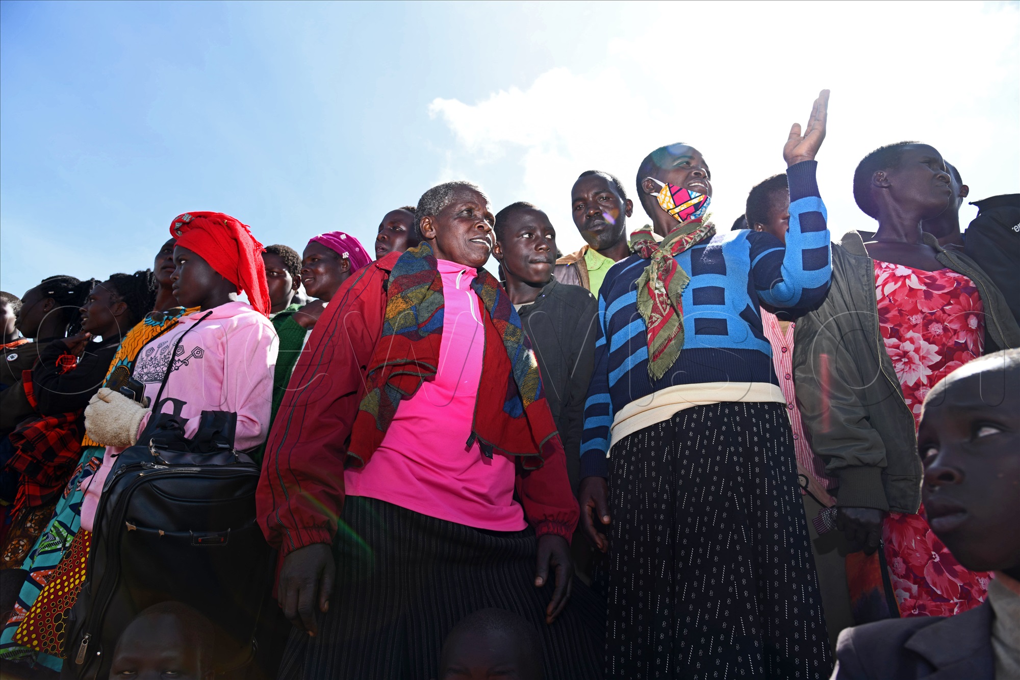 Spectators cheer on runners 