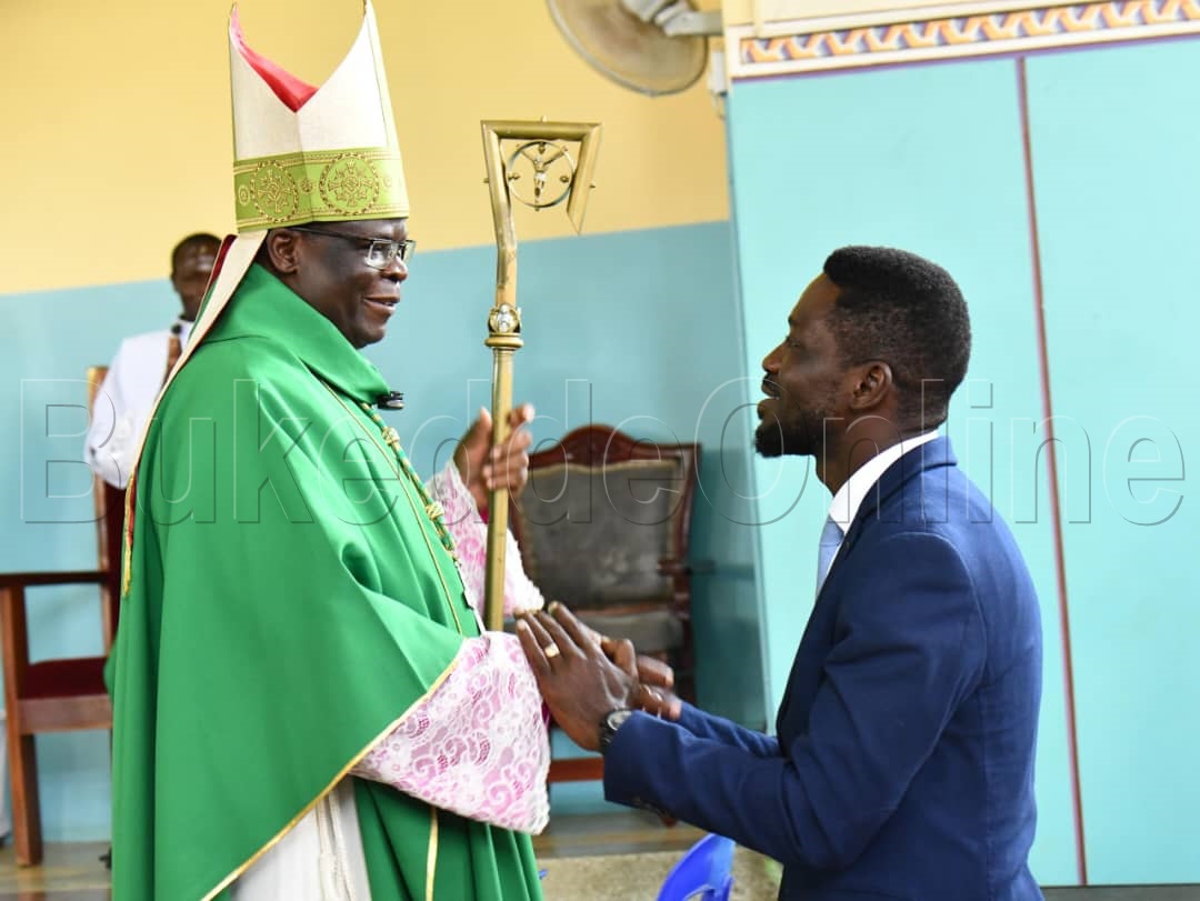 Bobi Wine ng'abuuza ku Bishop Uganda Matyrs Cathedral Lira