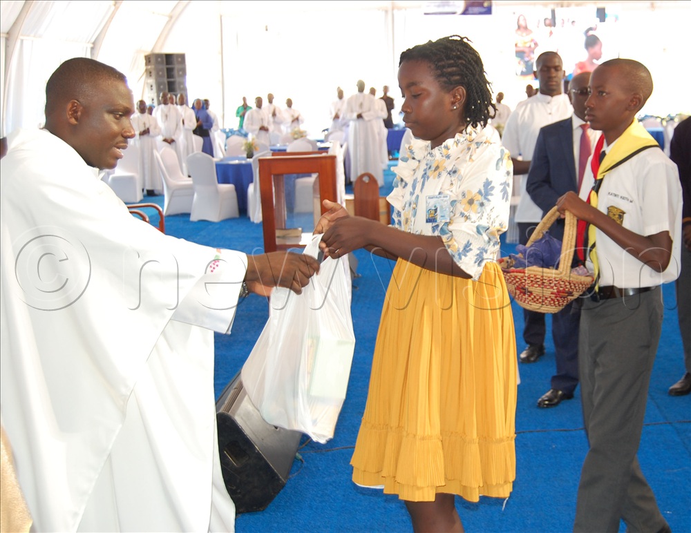 Fr. Deogratias Kiibi receiving offertory during mass.