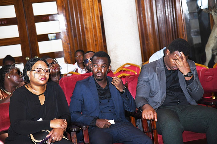 Abamu ku baffamire y'omugenzi abaabaddeyo. Wakati ye mulekwa.