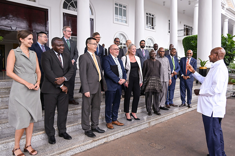 President Yoweri Museveni chats with diplomats from UN Security Council Member States after a meeting on the candidature of Amb Olara Otunnu's (4th R) UN Secretary-General bid. (PPU photo)