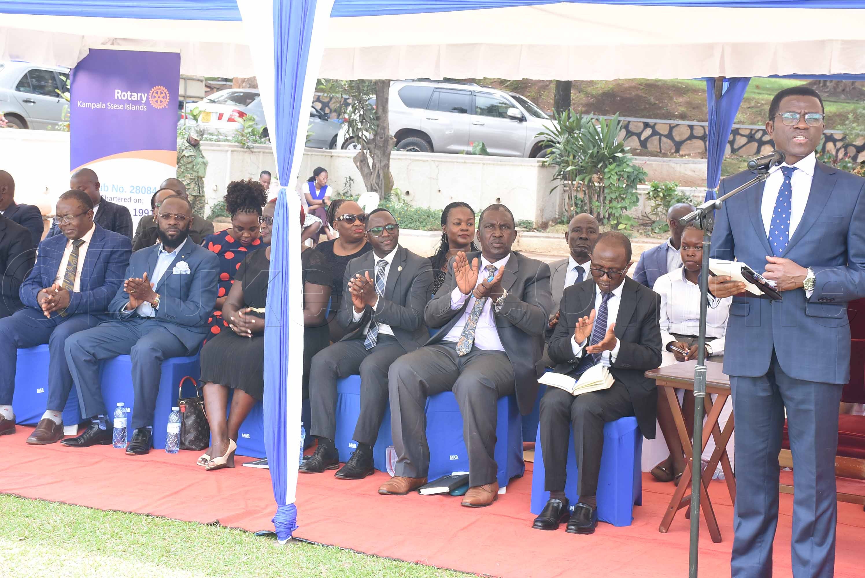 Katikkiro Mayiga ng'ayogerako gye bali.