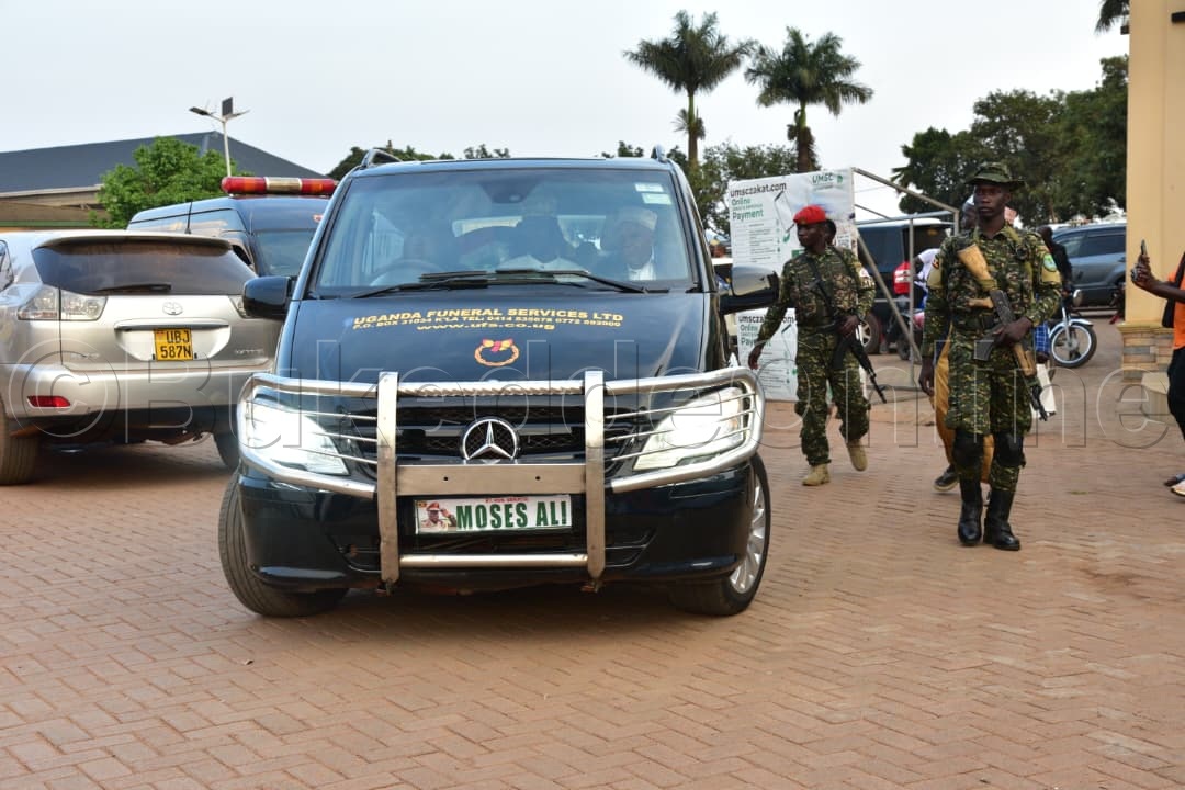 Mmotoka ya Uganda Funeral Services ng'etuusa omulambo e Kampalamukadde ku muzikiti.