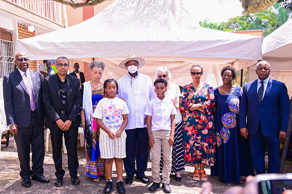 President Museveni poses for a photo with Mrs Kanyeihamba and her family members when he visited their home in Buziga to pay condolence to the late Justice George Kanyeihamba on Wednesday. (PPU Photo)
