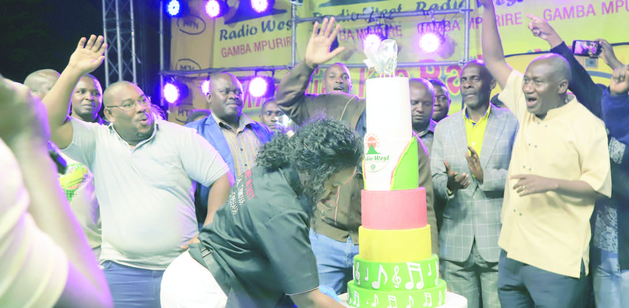 Abakozi Ba Vision Group Nga Basala Kkeeki Okujaguza Emyaka 26 Egya Radio West Mu Buweereza. Ku Ddyo Ye Ndyanabo.