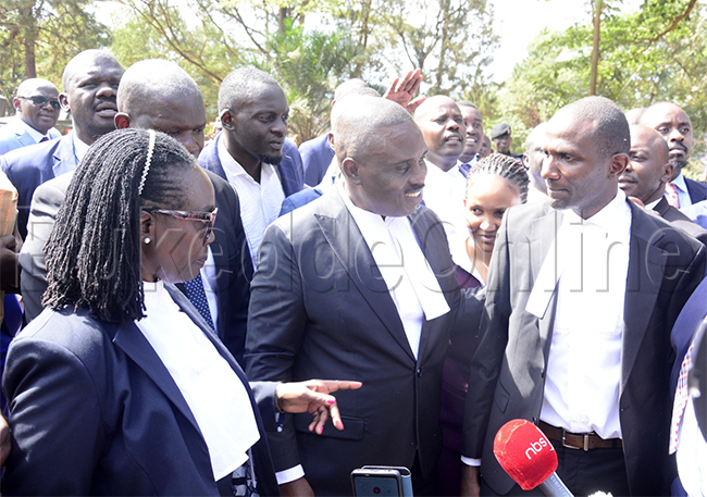 Bannamateeka nga ba Besigye nga bali ku kkooti