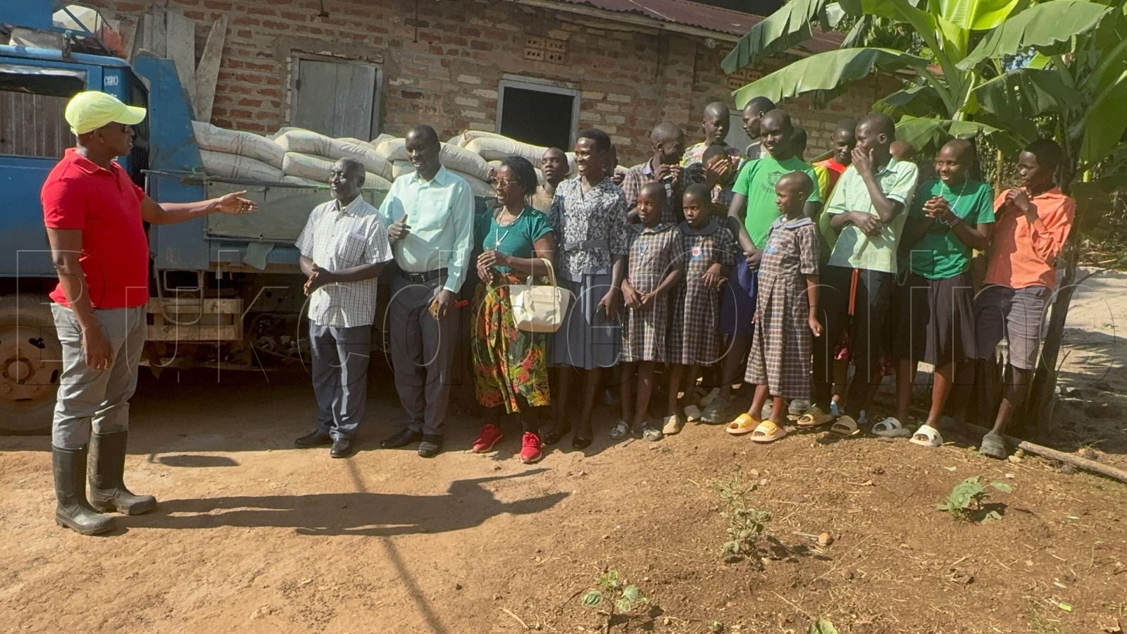 Frank Gadhumba ng'yogerako n'abazadde n'abasomesa ku ssomero lya Villa Maria