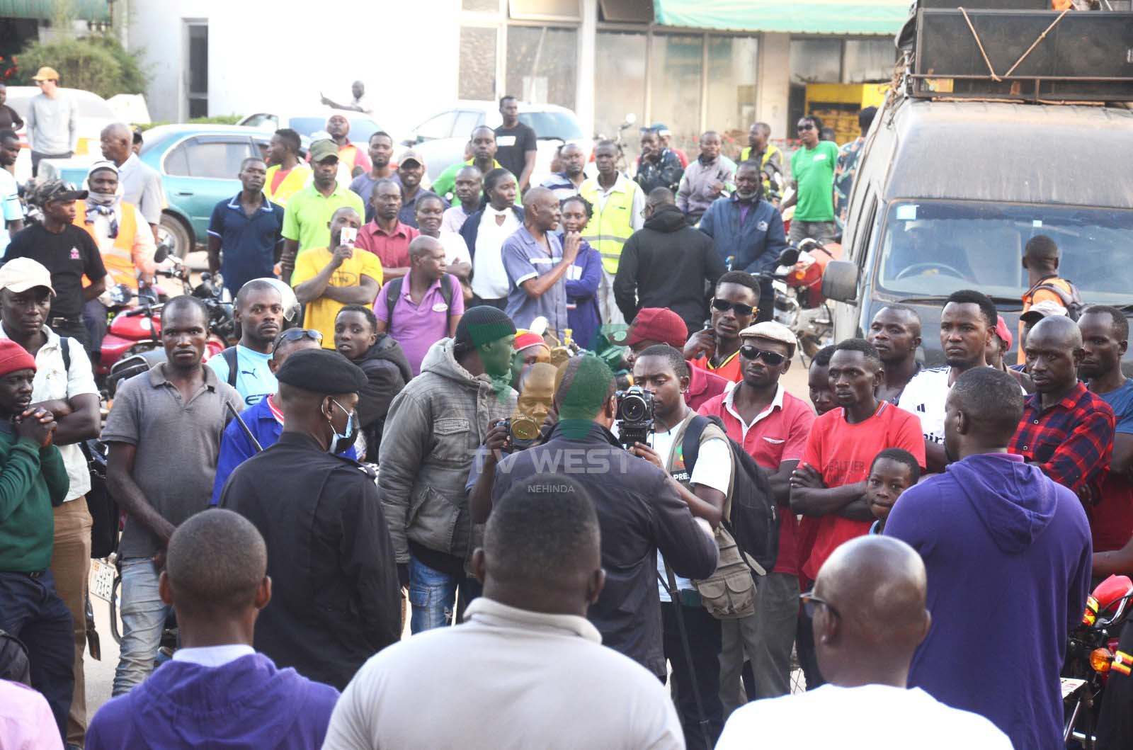 &lsquo;Mutatoorana abeebembezi abatarikubareetera obuheereza&rsquo; &ndash; Gen. Muntu...(Photo by Isaac Nuwagaba)