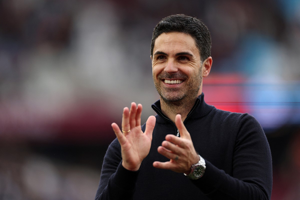 Arsenal's Spanish manager Mikel Arteta applauds the fans following the English Premier League football match between West Ham United and Arsenal at the London Stadium, in east London on May 10, 2026. 