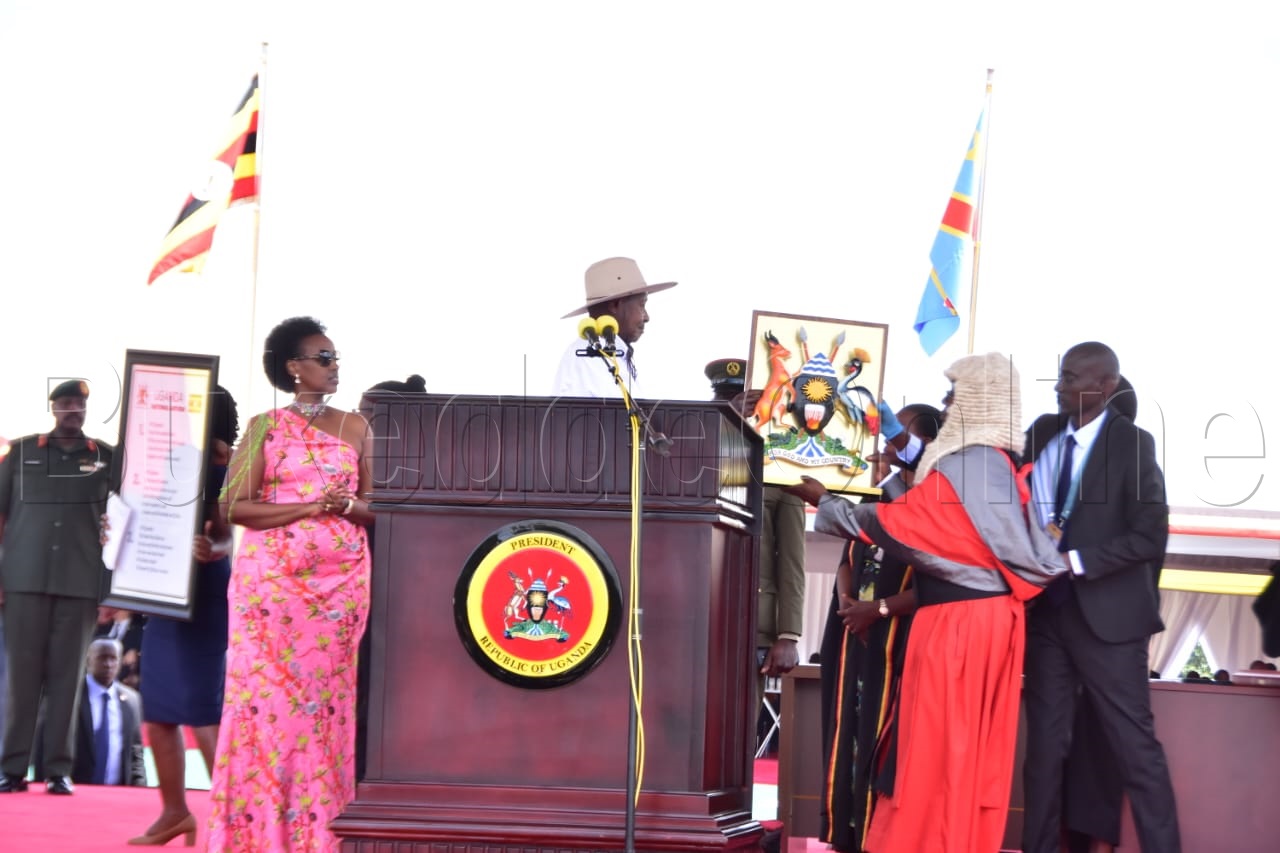 Pulezidenti Museveni nga bamuwkasa engabo ya Uganda oluvannyuma lw'okulayira e Kololo 