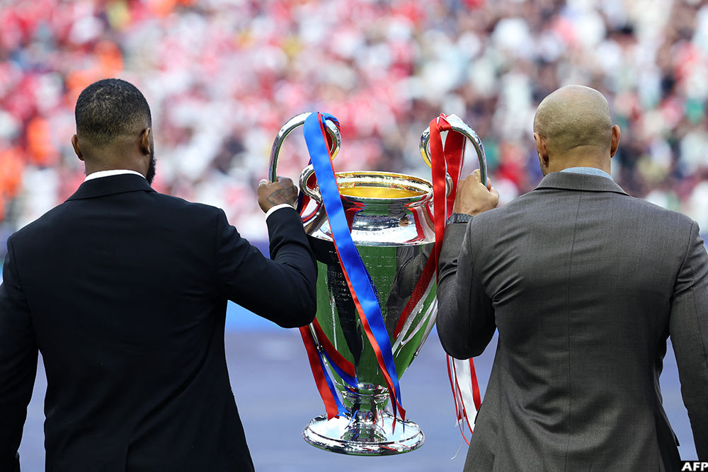 Former Arsenal's French footballer Thierry Henry (R) and former French PSG footballer Presnel Kimpembe presented the trophy during the opening ceremony of Saturday's final