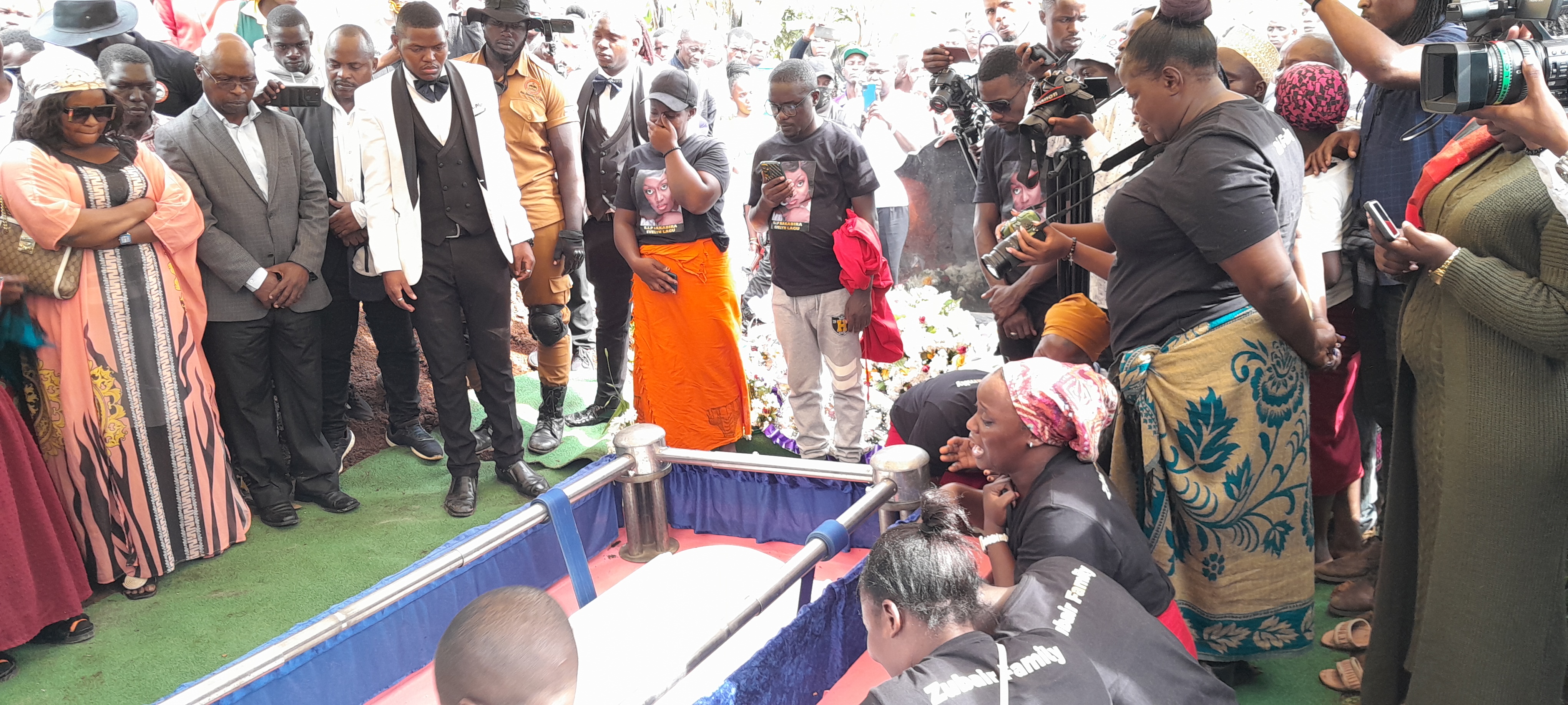 Abakungubazi Mu Kuziika Evelyn Lagu E Kalungu. 