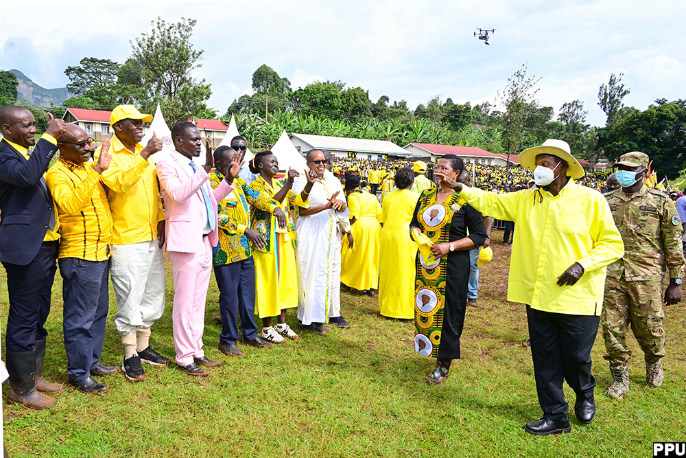 President Museveni who is also the NRM presidential candidate waves to some of the Bugisu political leaders on his arrival at Namisindwa Technical Institute grounds in Namisindwa district to address his campaign rally. (PPU photo)