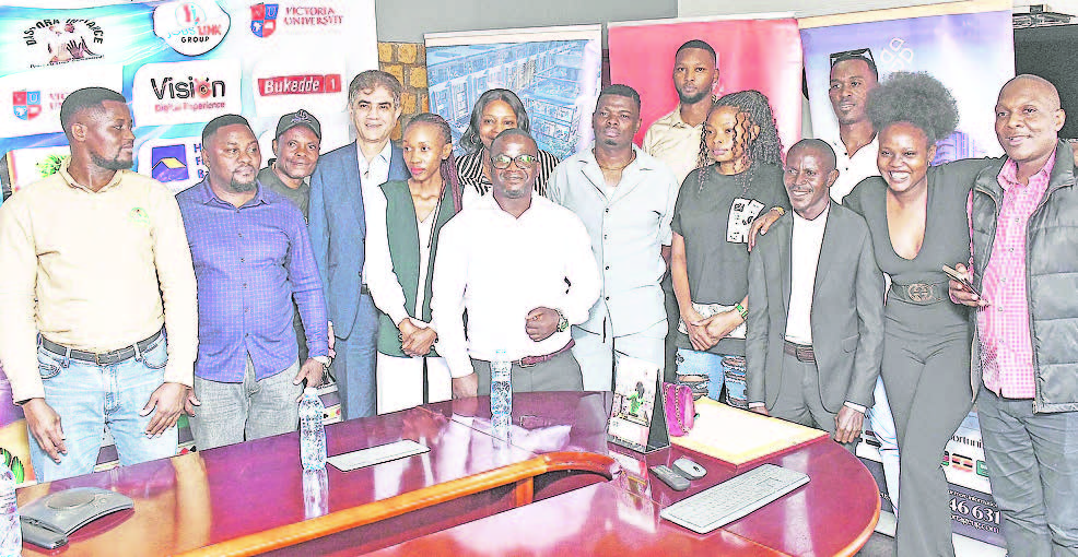 Simon Maseruka (ku ddyo) n&rsquo;abalala mu lukung&rsquo;aana lwa bannamawulire ku ofiisi