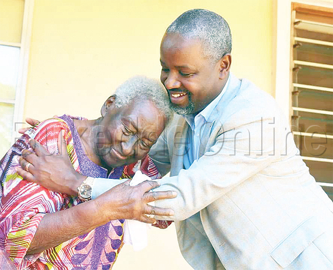 Rhoda ng'ali n'omumyuka wa Speaker Thomas Tayebwa 