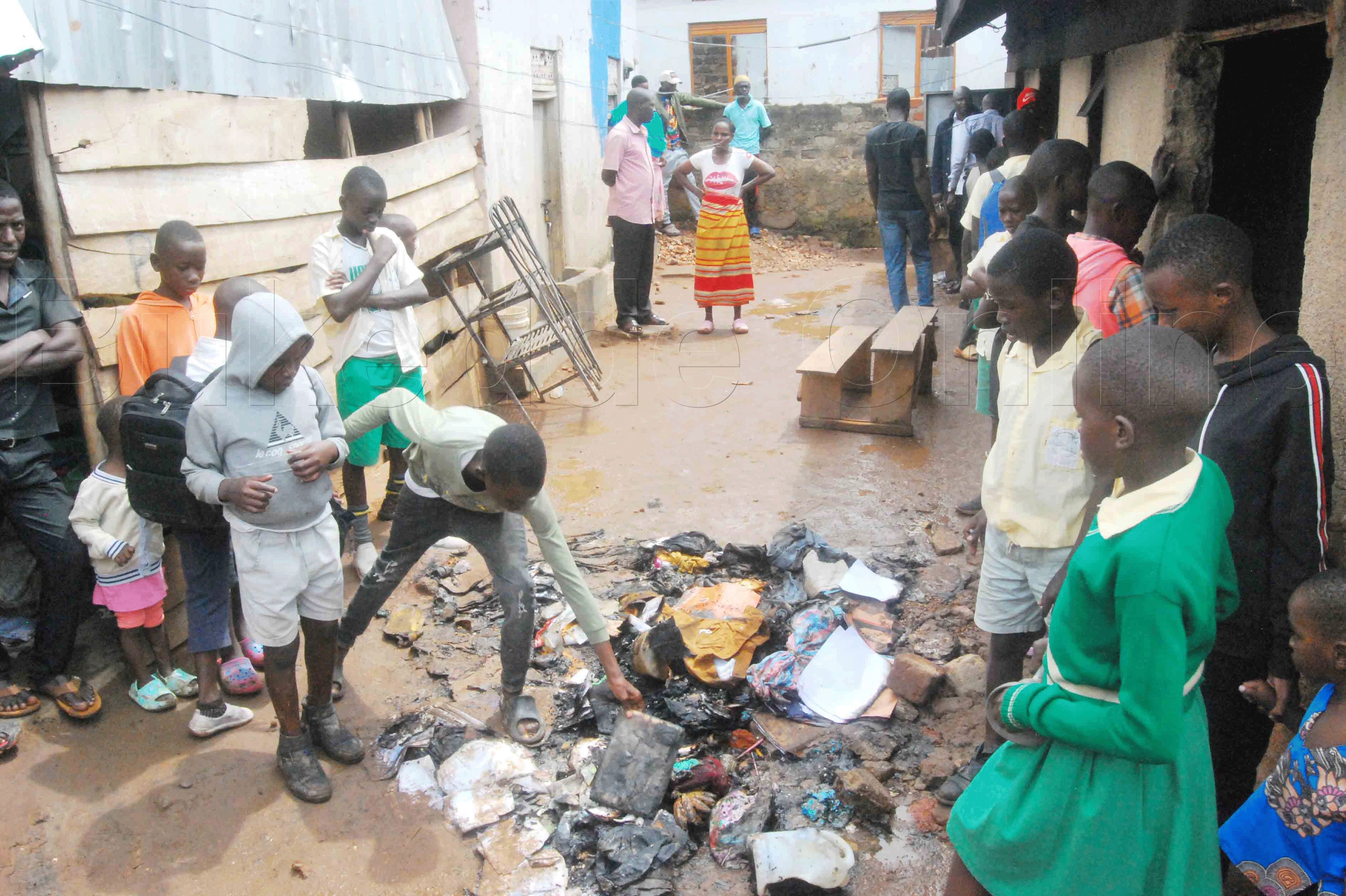 Abayizi nga bali mu bisiriiza by'omuliro ogukutte ekisulo