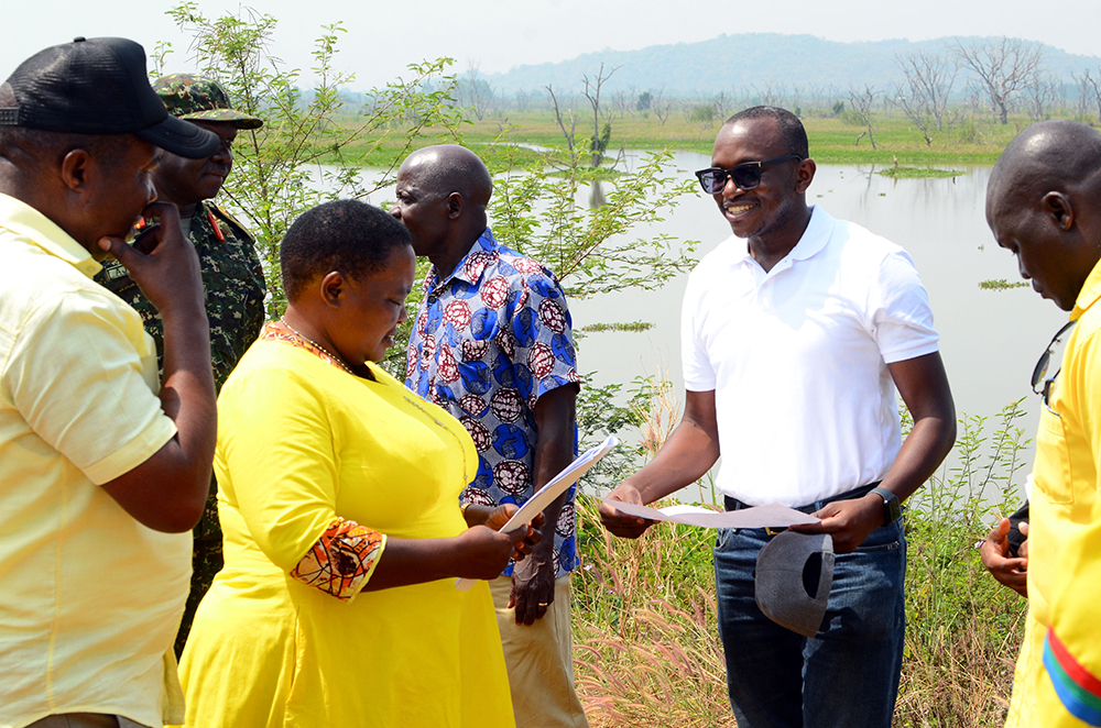 The Prime Minister Rt. Hon. Robinah Nabbanja, while visiting the Wadelai Irrigation scheme in Pakwach district. The official from the ministry water and environment explaining the details of the project in Pakwach. (Courtesy photo)