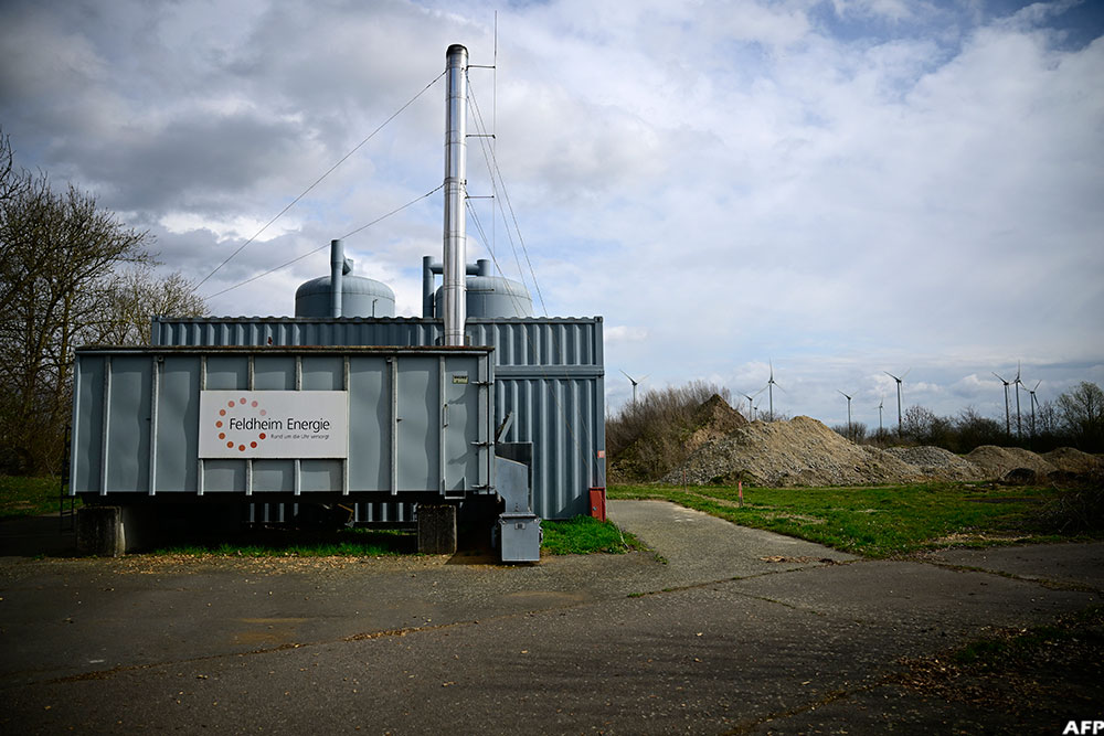 A wood chip heating system is pictured in Feldheim.