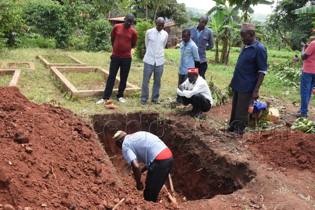 Abasima entaana omugenda okuziikibwa omugenzi Jakana Sulaiman Nadduli.