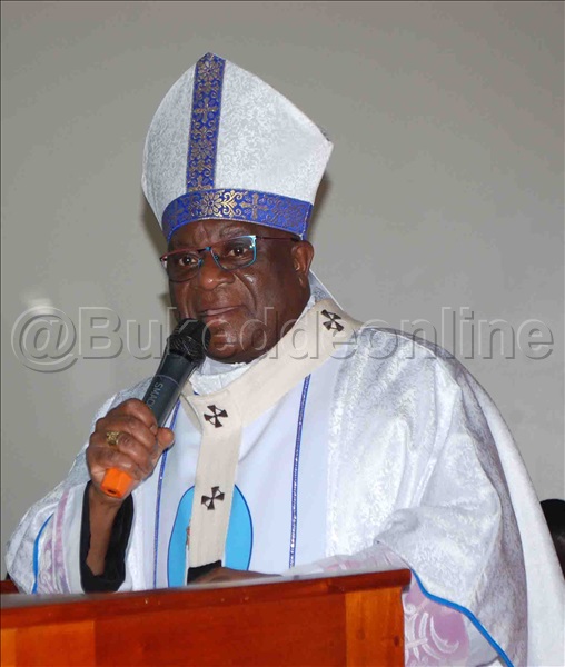 Ssaabasumba Paulo Ssemogerere Ng'ayigiriza Mu Mmisa