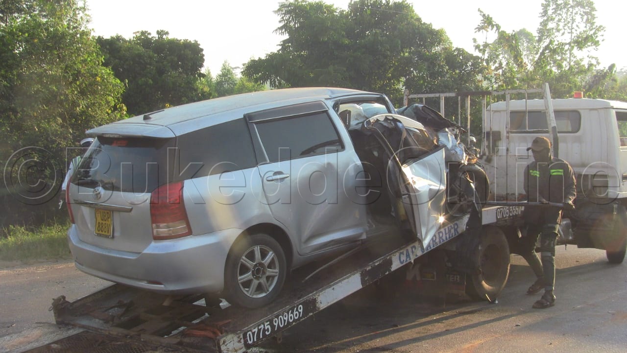 Mmotoka ya Wish eyatomereganye ne drone nga bagitwala ku kabangali ya poliisi.