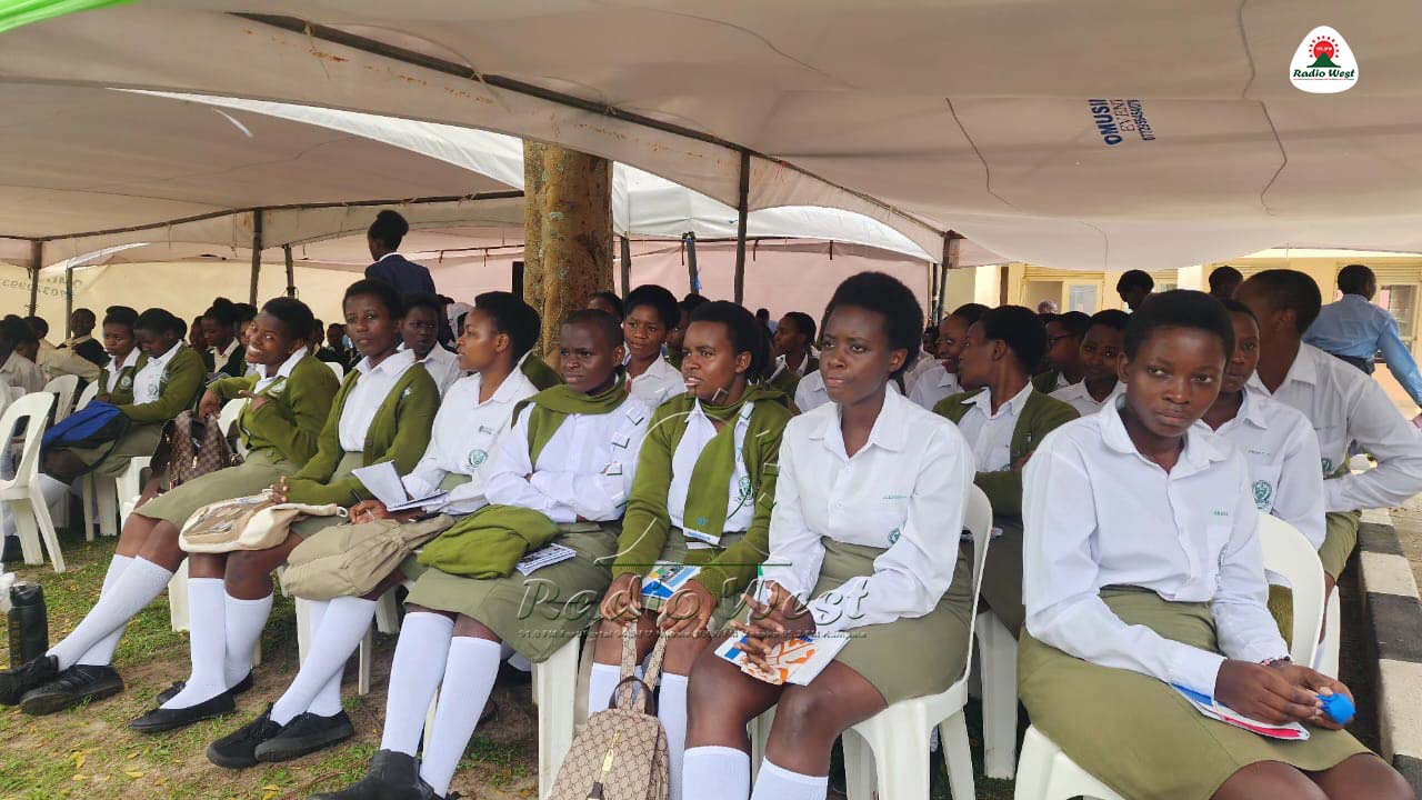 Abaishiki kuruga omu mashomero ga siniya ag'omu kyanga ekya Ankole abahikire ahamukoro gwa Career guidance ogutebeekanisiibwe Kyambogo University ah'eitaagi ryabo eririkushangwa omuri Katungu omu disiturikiti eya Bushenyi.