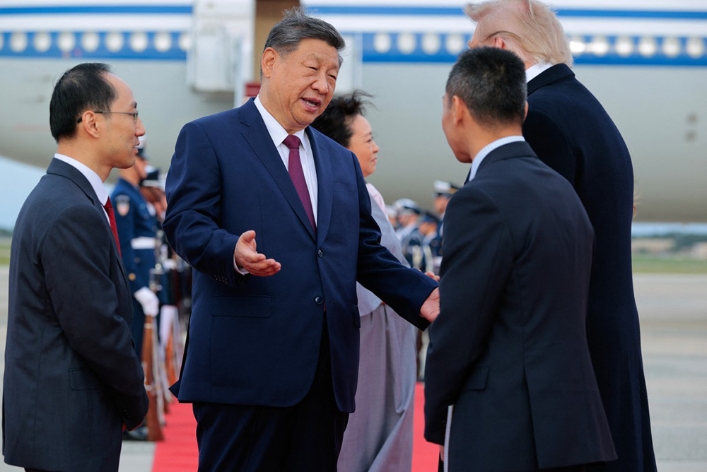 Chinese President Xi Jinping (C) talks with U.S. President Donald Trump (R) during an arrival ceremony on September 23, 2026 at Joint Base Andrews, Maryland. (Photo by Chip Somodevilla/Getty Images/AFP)