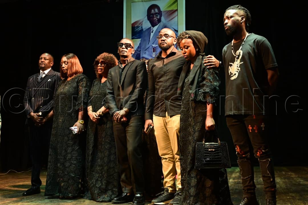 Chris (asooka ku kkono) ne mukyala we, amuddiridde bwe baabadde ku national theatre mu kukungubaga