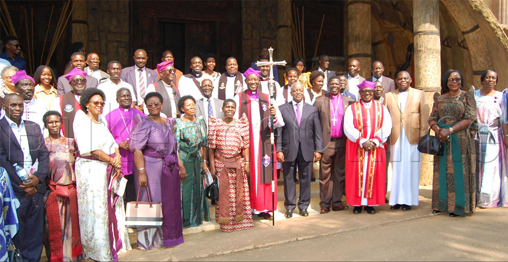 Ssaabalabiriza w'Ekkanisa ya Uganda, Dr Stephen Samuel Kaziimba Mugalu (akutte omuggo)ng'ali n'abamu ku beetabye mu kusaba okw'okujjukira Ssaabalabirizi Livingstone Mpalanyi Nkoyoyo