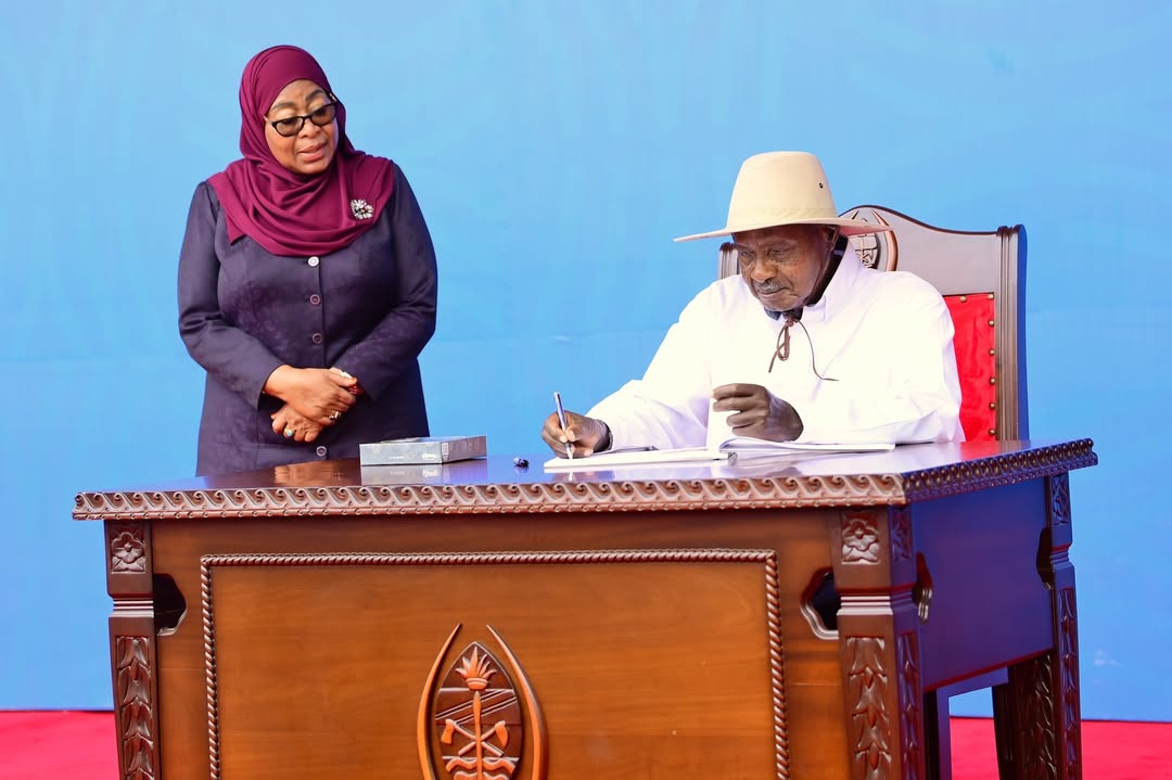 President Museveni ari omuri Tanzania kubuganaho President Suluhu...(PPU Photo)