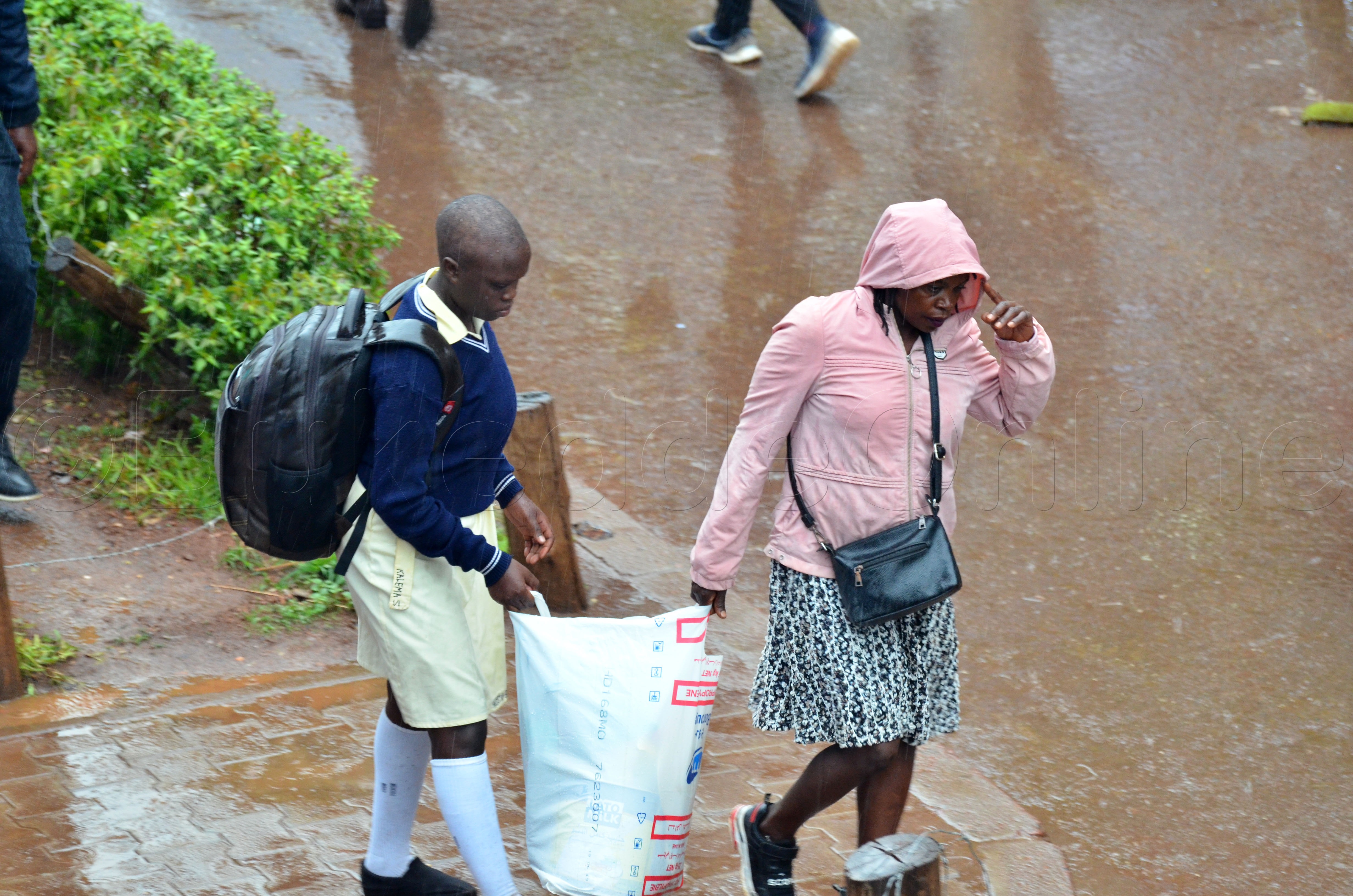 Maama ng'akwatiddeko muwala we wakati mu nnamutikwa w'enkuba eyafudembye kumakya.
