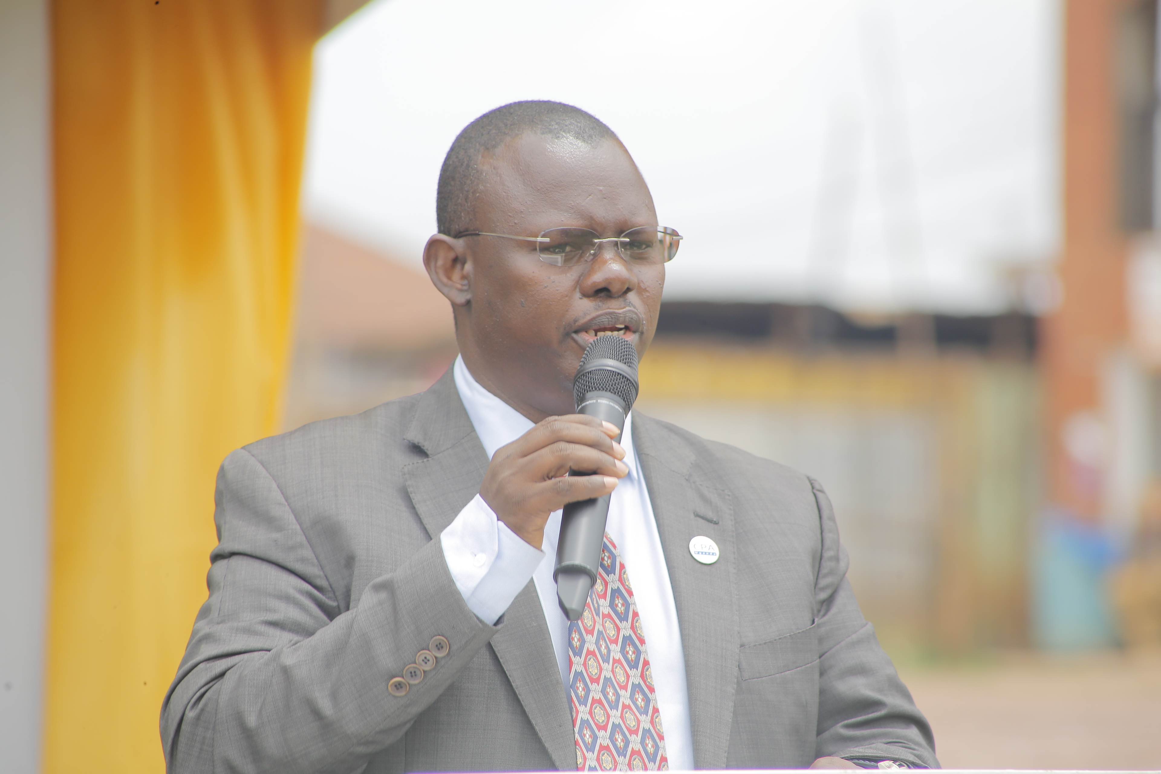 Fred Ahimbisibwe Ng'ayogera Eri Banna Kira (1)