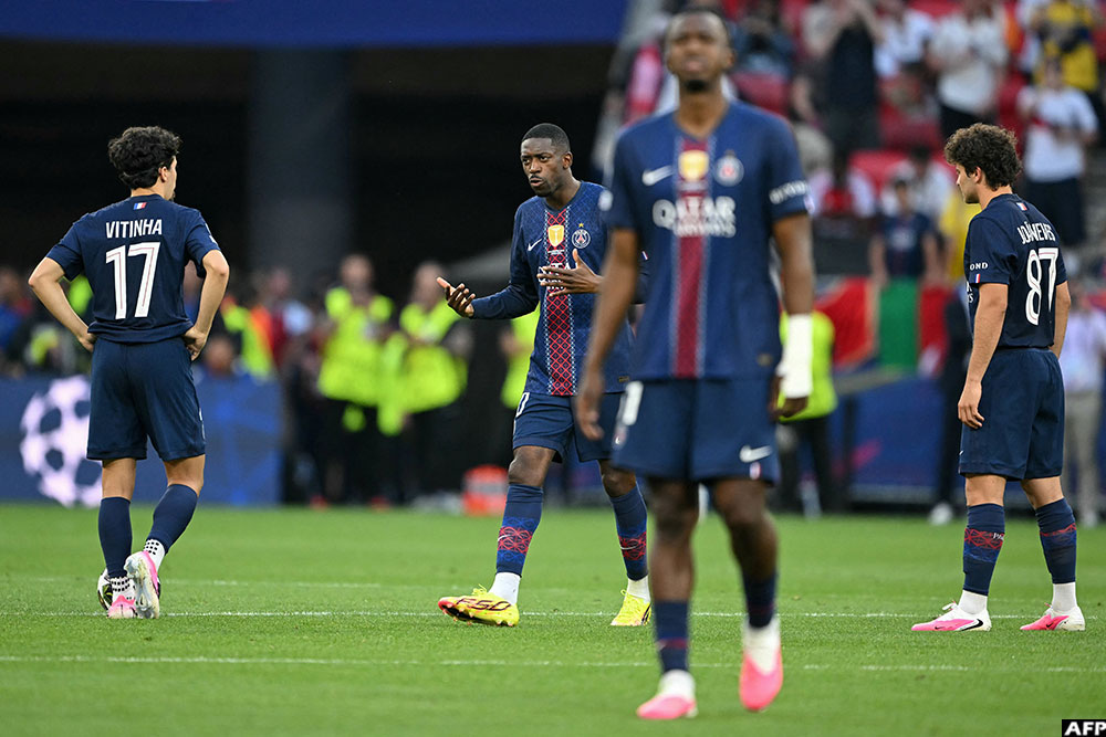 PSG's forward Ousmane Dembele rallied his teammates before the second half kicked off