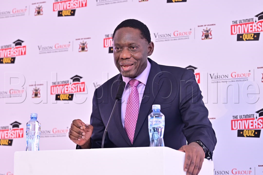 Akulira Bank enkulu Michael Eting Ego ng'ayogera ku mukolo gw'okutongoza University Quiz