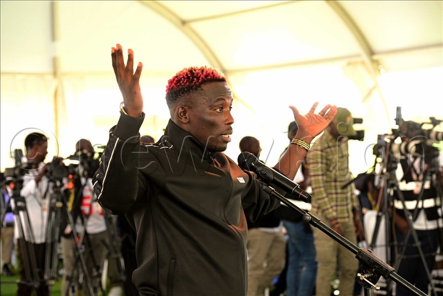 Yasin Mukasa aka Lil Pazo speaking to President Museveni and First lady, Mrs. Janet Museveni.