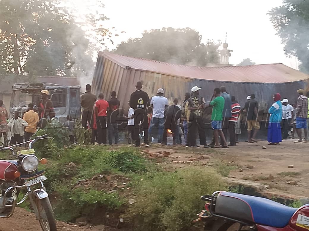 Abantu nga bakungaanidde ku lukululana kumakya eyaidde n'eggwaawo