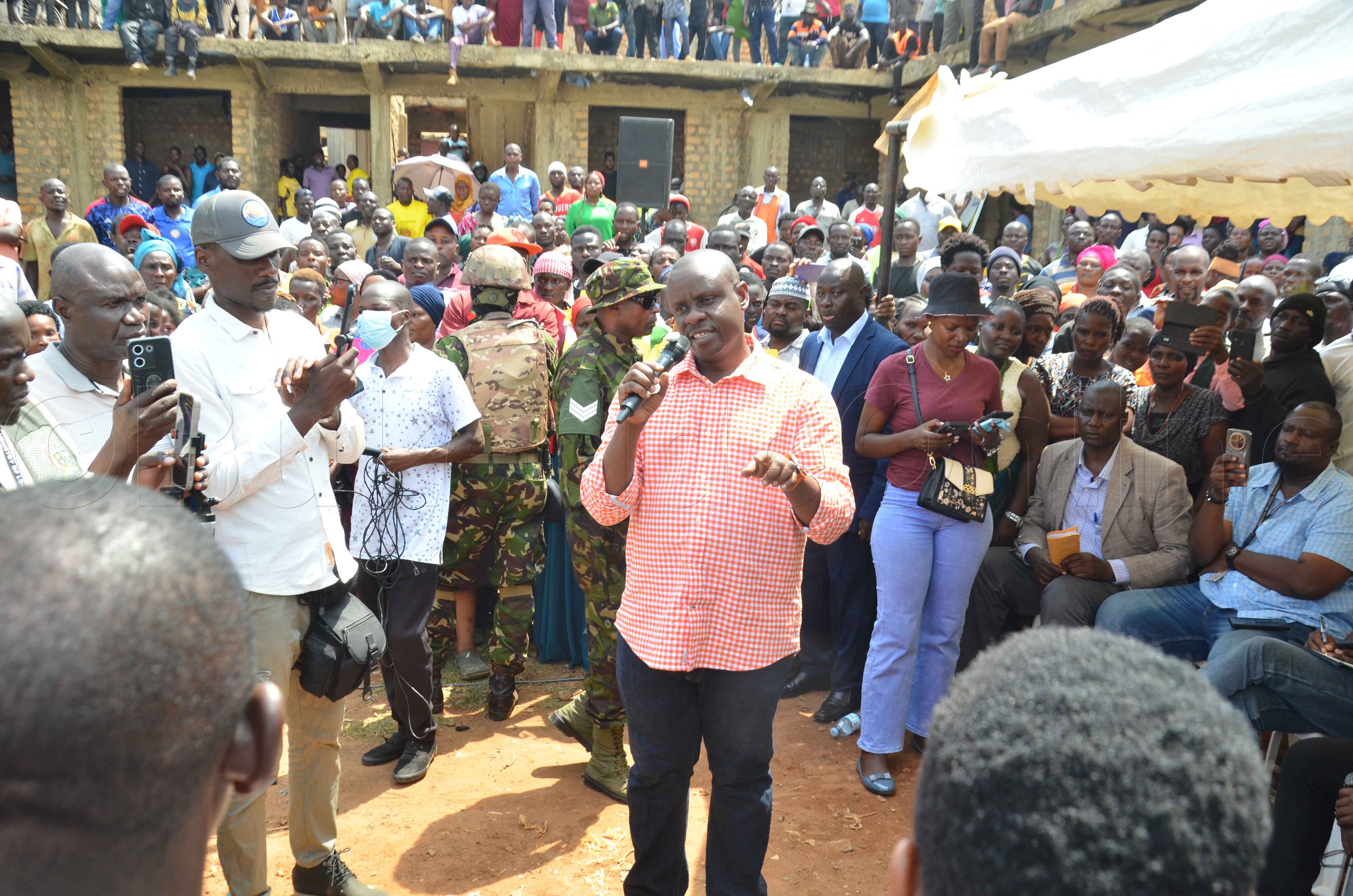 Balaam ng'ayogera n'abasuubuzi.