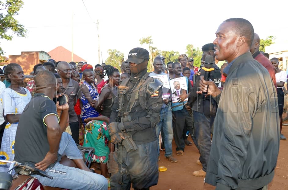 Mugisha Muntu ng'akungubagira omugenzi