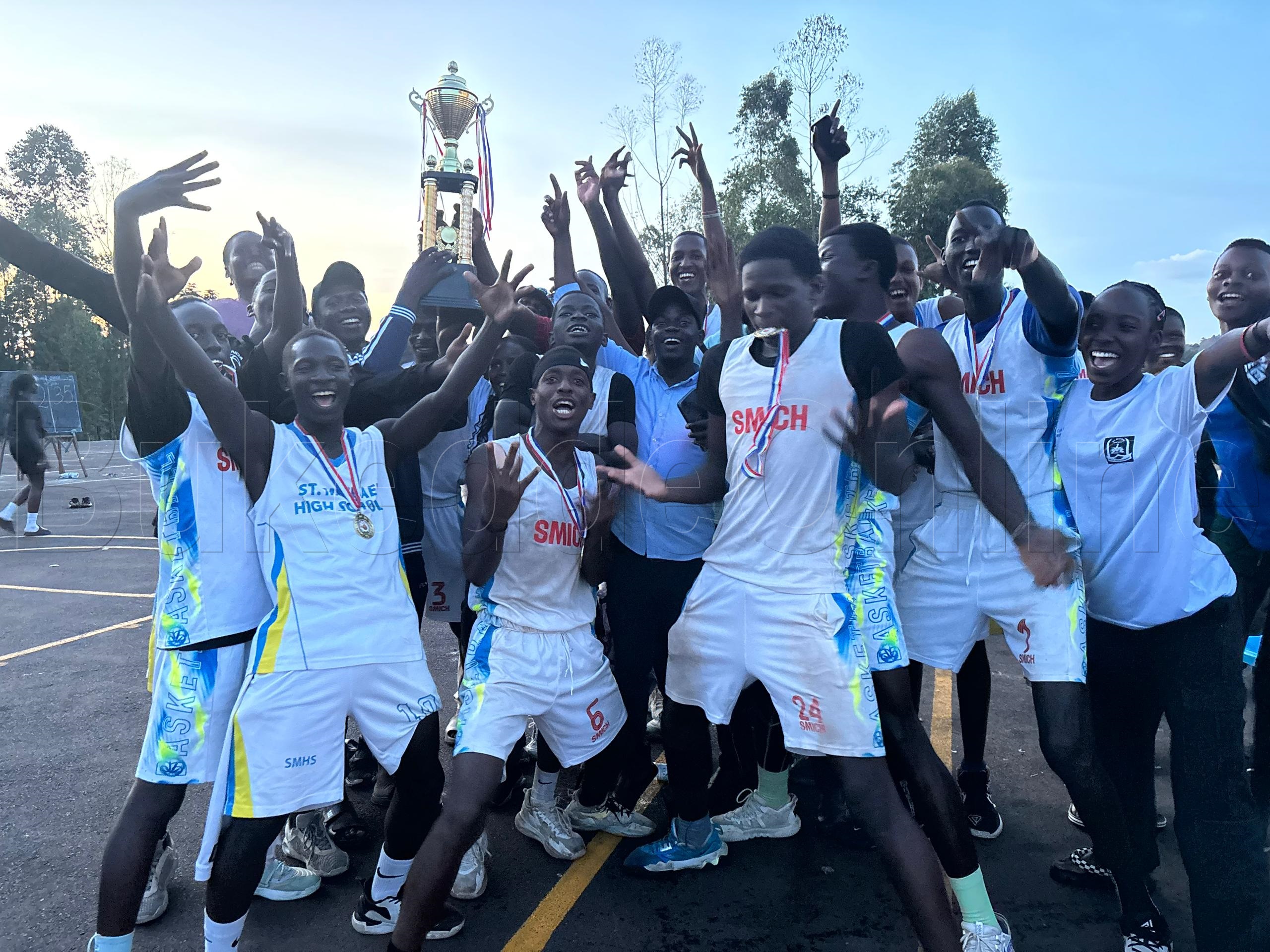 Abazanyi ba st. Michael Ssonde nga bajaganya oluvannyuma lwokukwasibwa ekikopo